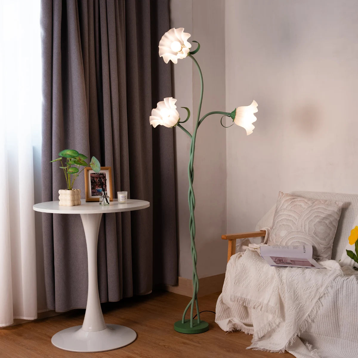 Retro 3-Head Flower Floor Lamp, Contains Bulb, 3-Color Dimmable W / Flexible Neck Room